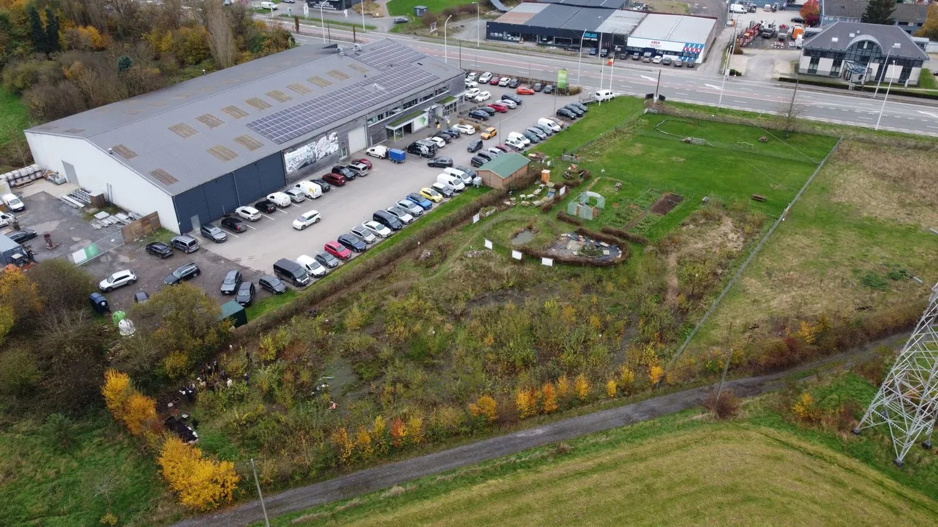 Vue aérienne d'une parcelle en reconversion en forêt comestible aux abords d'une entreprise