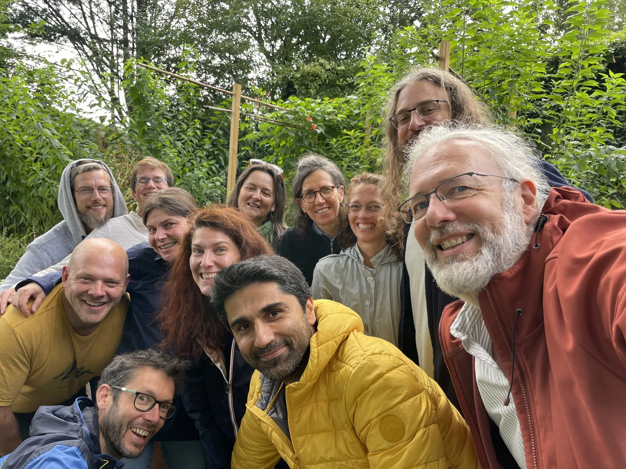 Selfie du collectif Semisto dans un jardin-forêt, en septembre 2024