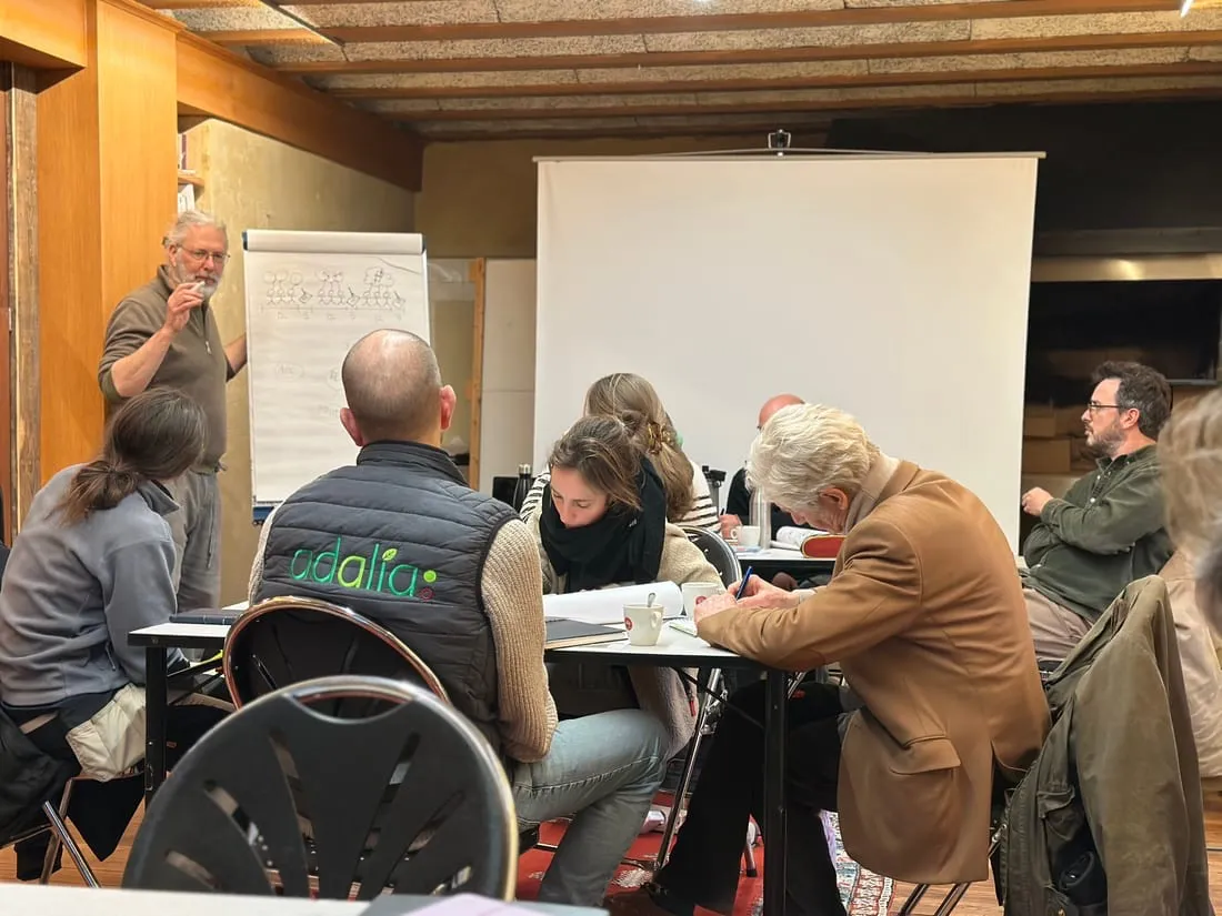 Une équipe d'étudiant·e·s en visite sur le terrain avec sa designer référente