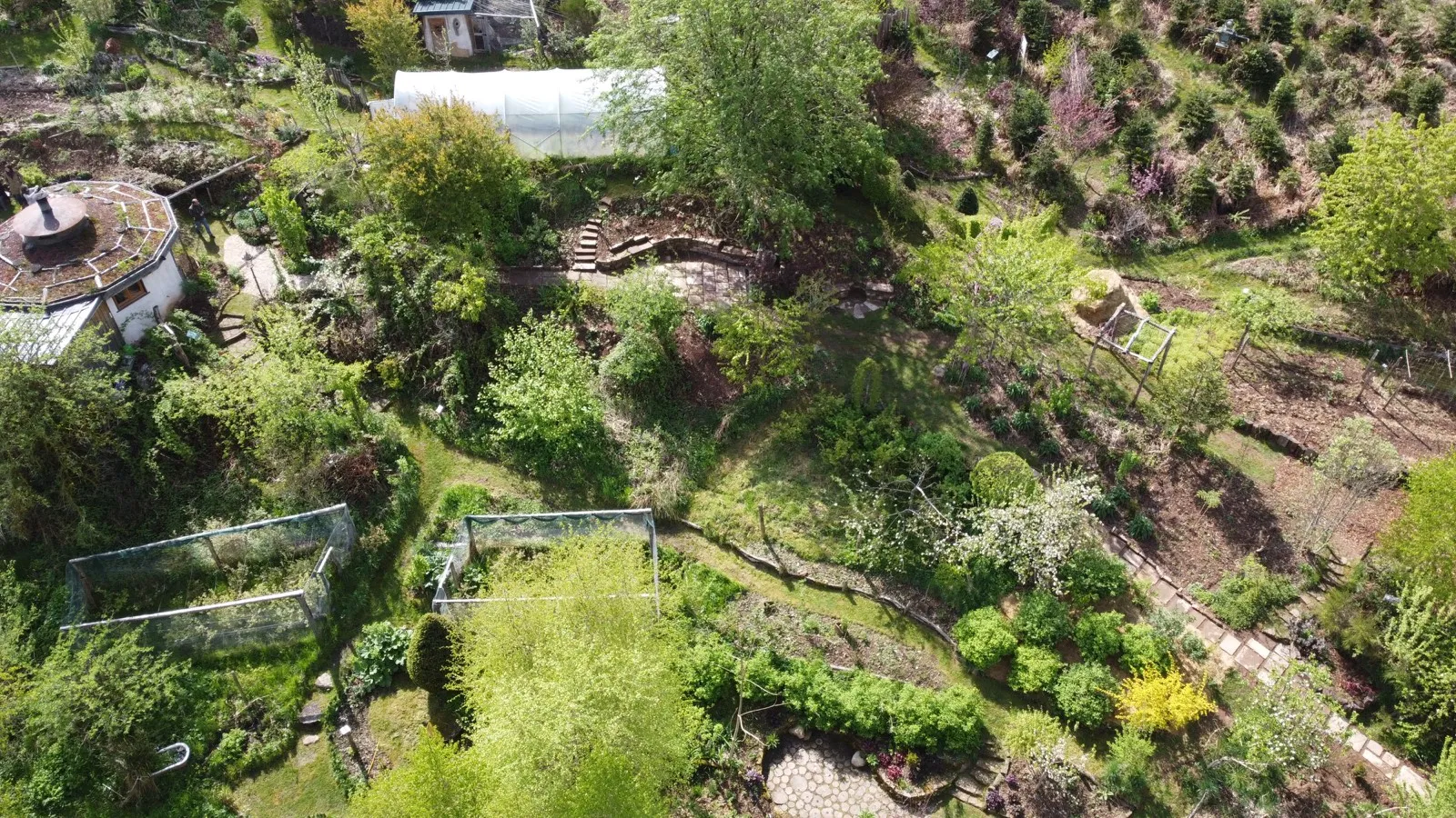 Vue d'un jardin nourricier et de ses zones de culture