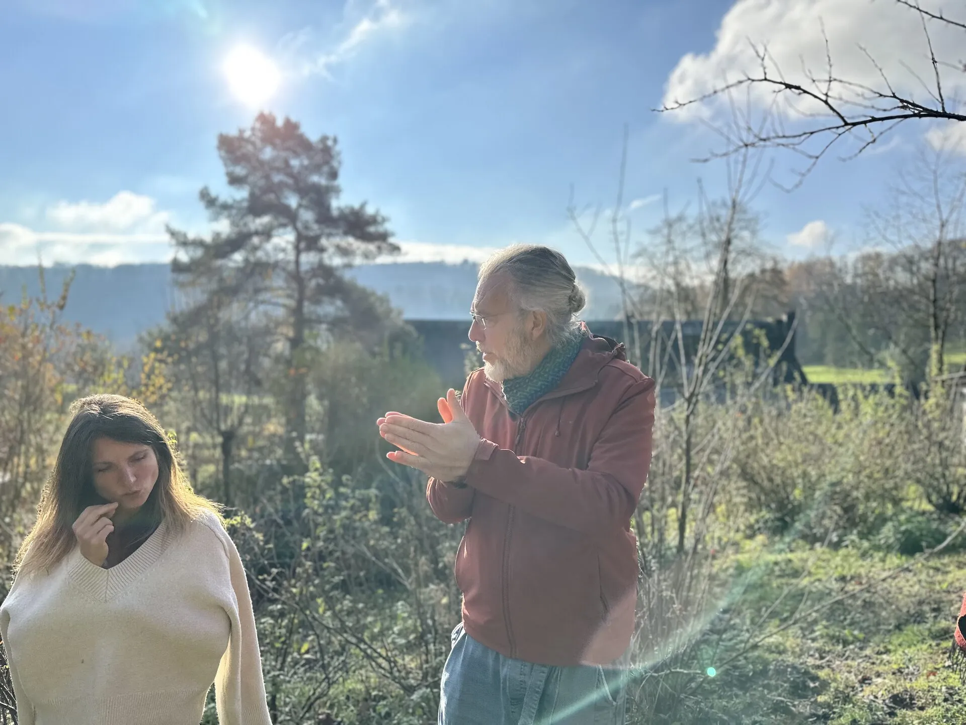 Un échange à contre-jour dans un jeune jardin-forêt, en automne