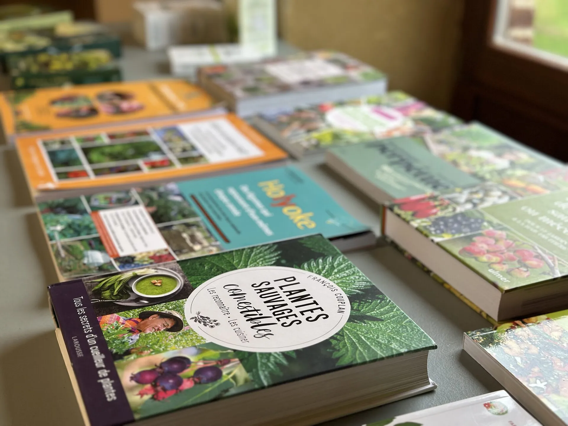 Des livres sur les forêts comestibles étalés sur une table