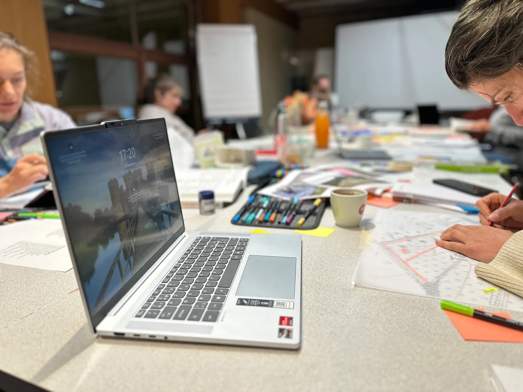 Atelier de conception : plans et calques d'un jardin-forêt sur la table de travail